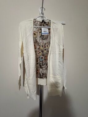 Open-Front Cream Women's Cardigan with Floral Back Relativity